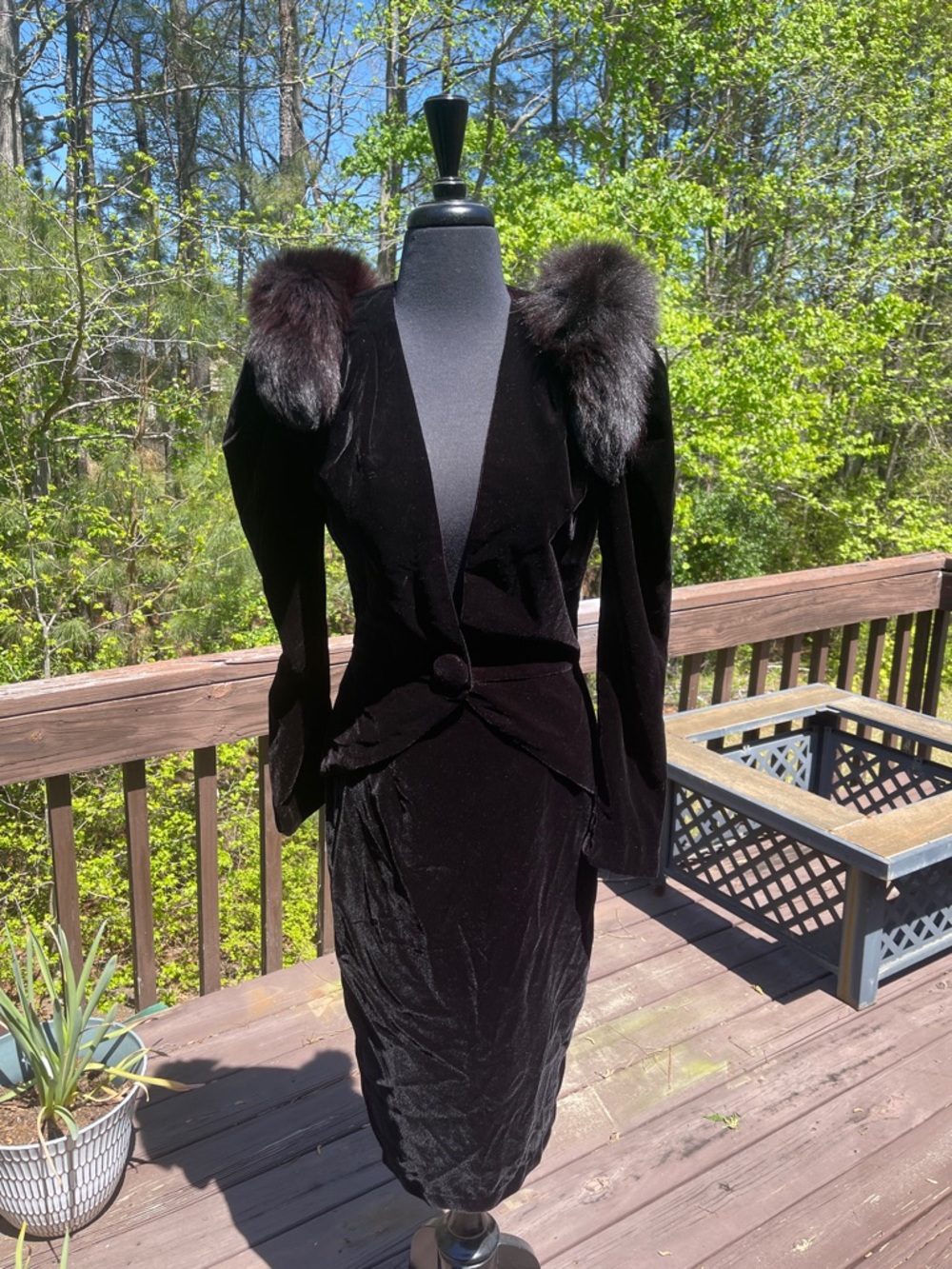 Elegant Black Velvet Skirt Set with Faux Fur Accent